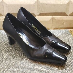‎FERRAGAMO Black Leather Heels - Size 8C